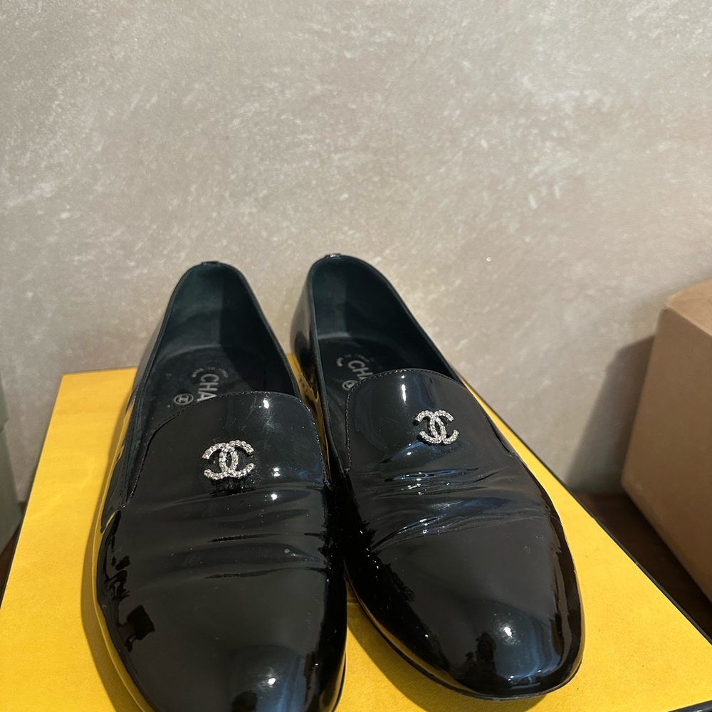 Chanel black Classic patent pearl flats